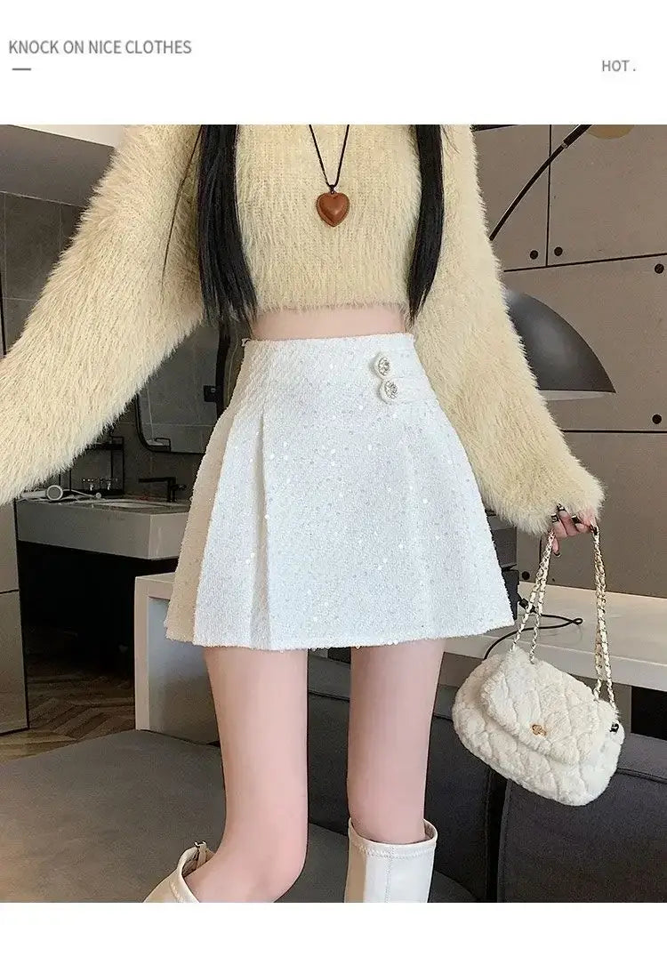 Rosa Bouclé-Falten-Minirock mit weißem Falten-Design und dezent schimmernder Textur sowie zwei dekorativen Knöpfen am Bund.