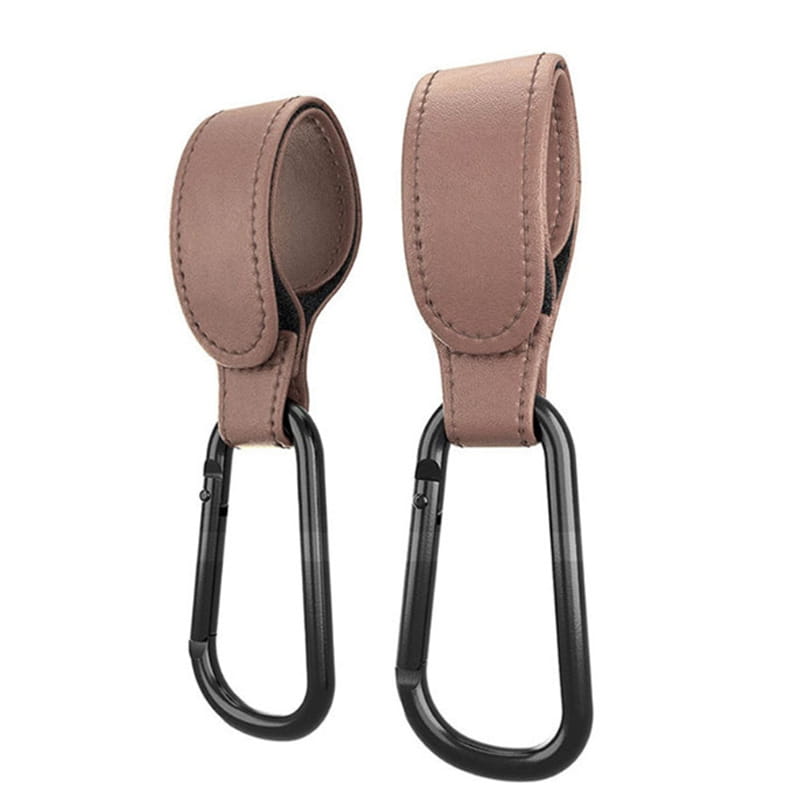 Set aus zwei taupefarbenen PU-Ledernhaken für den Kinderwagen mit schwarzen verstellbaren Karabinerclips für das Aufhängen der Kinderwagen-/Buggytasche.