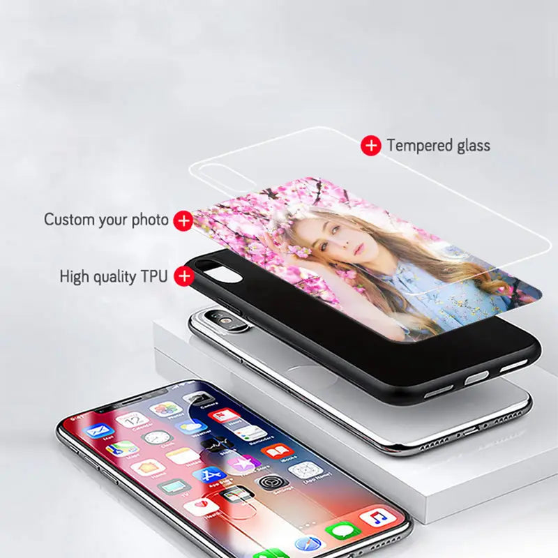 Maßgeschneiderte Handyhülle für iPhone mit individuell gestalteter Glasabdeckung, die die Rückseite zeigt: mit schwarzer TPU-Rückseite und vorderseitigem transparentem gehärtetem Glas, mit einem bedruckten Foto einer Frau in pinkfarbenen Blüten.