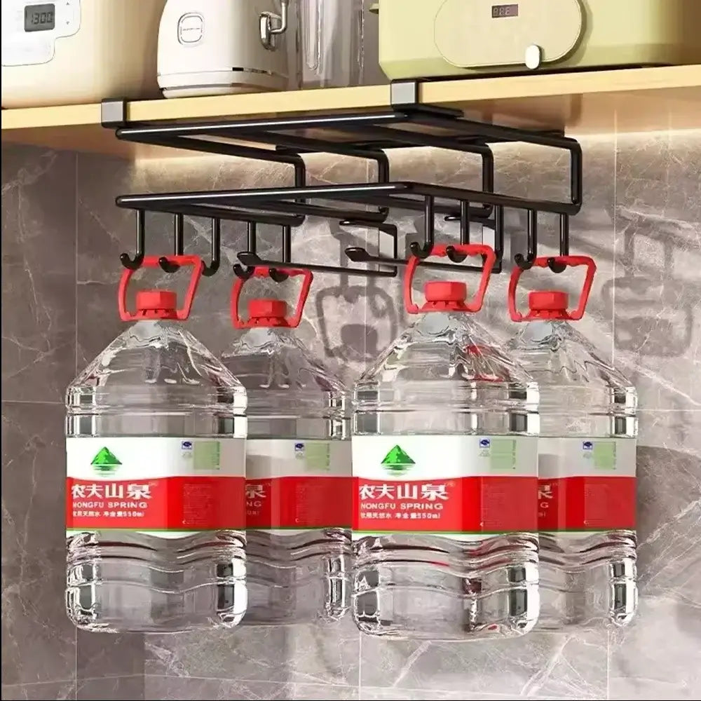 Étagère de cuisine murale suspendue en métal noir avec tablette noire montée, garnie de crochets en plastique rouge tenant des bouteilles en plastique transparent, conçue pour organiser les porte-couvercles et les planches à découper.