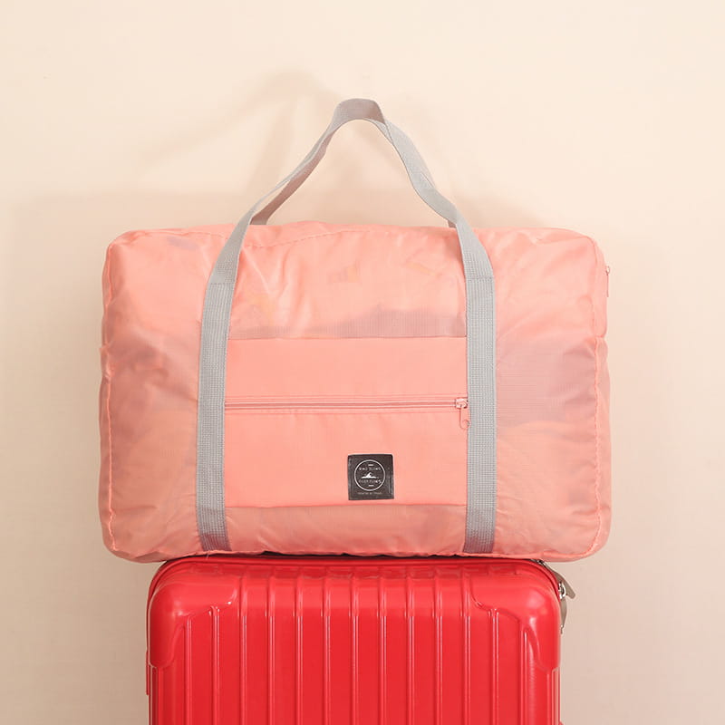 Juego de bolsa de lona de viaje plegable rosa con correas grises y un bolsillo frontal con cremallera para un almacenamiento conveniente.