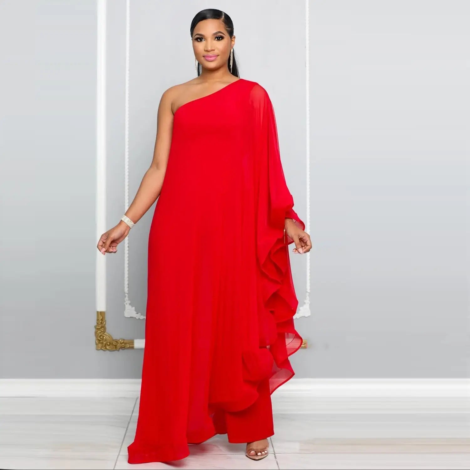 Ein leuchtend rotes Maxikleid mit einer Schulter, mit einem fließenden, gerafften Ärmel aus leichtem Stoff in einem eleganten Chiffon-Romper-Stil.