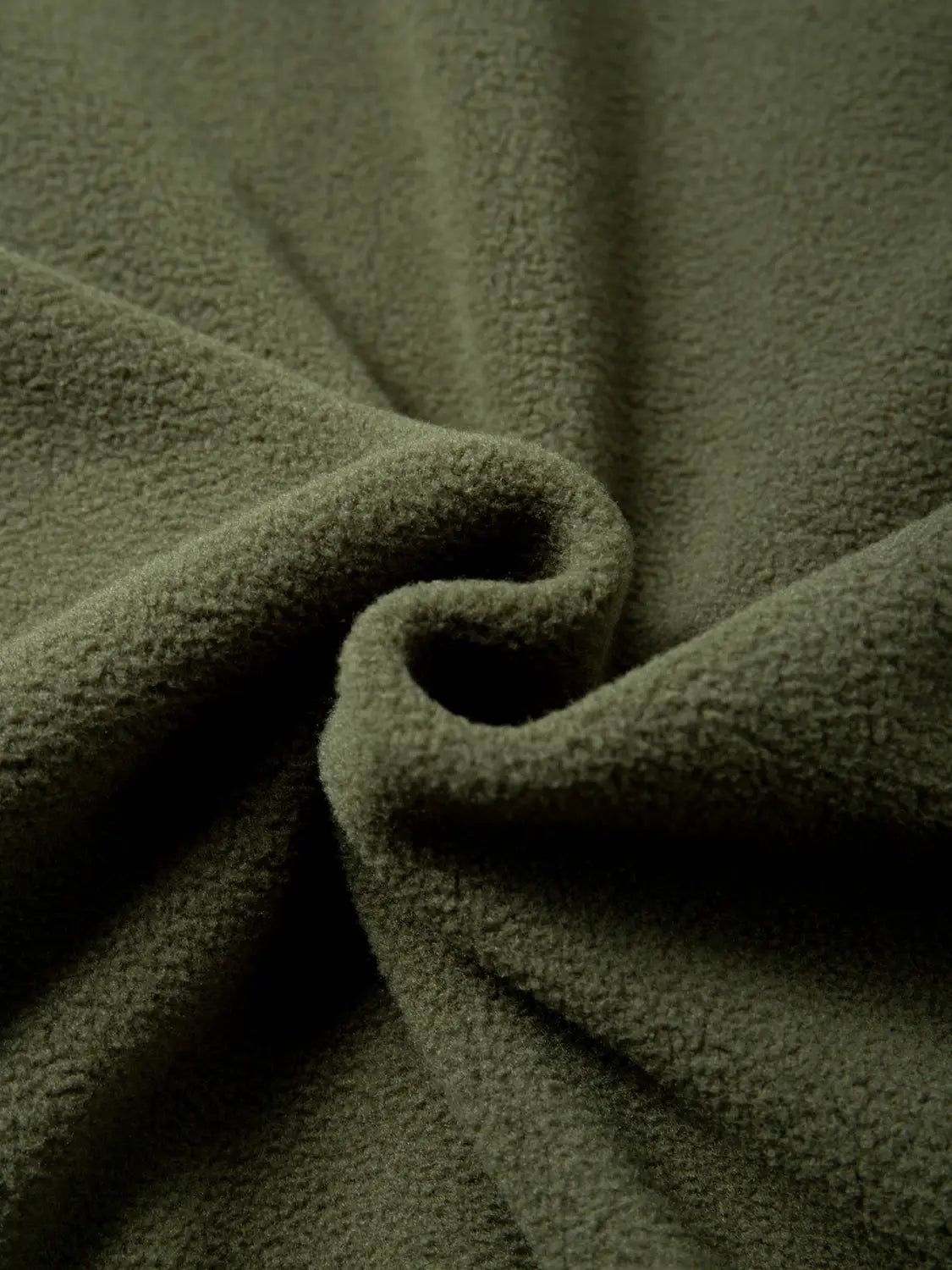 Chaqueta polar táctica verde oliva para hombre, con abrigo con capucha de cremallera completa, confeccionado con tejido polar esponjoso, con una superficie suave de textura marcada.