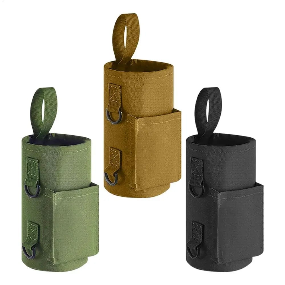 Trois sangles porte-bouteille d’eau de sport magnétiques au style tactique en tissu vert olive, beige et noir, avec poignées à passants et poches latérales pour un transport sécurisé.