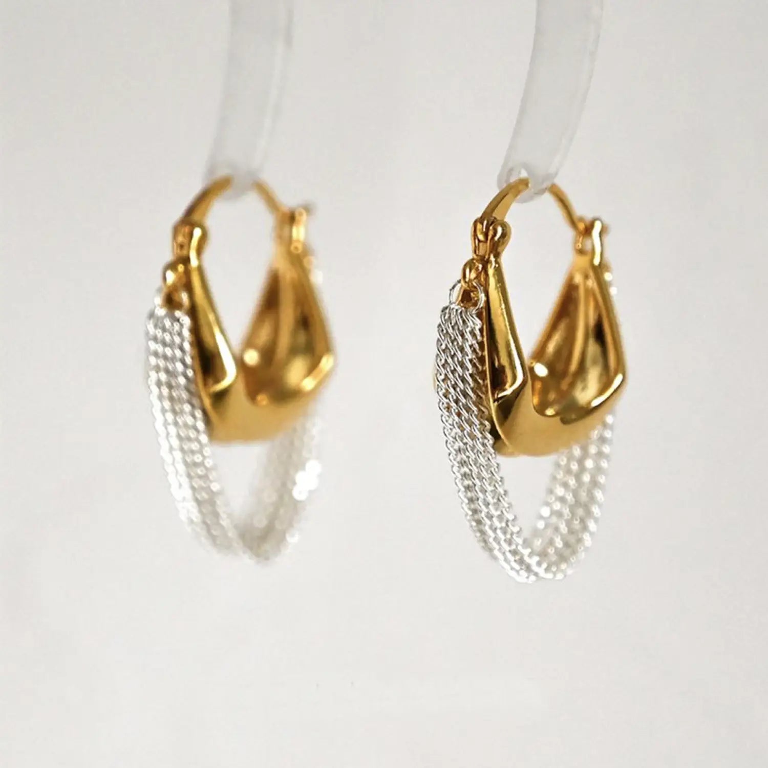 Kettenquasten-Ohrhänger gold silber zweifarbig, mit goldenen Creolen mit elegantem tropfenförmigem Design und herabhängenden silbernen Maschenkettchen.