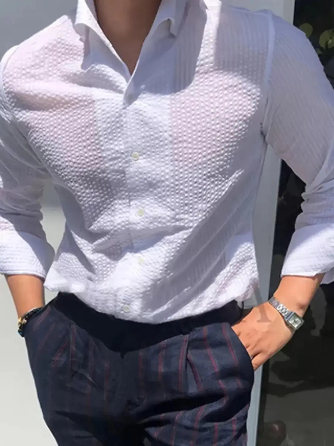 Chemise décontractée boutonnée manches longues à rayures bleues pour homme, avec un devant boutonné texturé blanc et net, un motif tissé discret et un col soigneusement repassé