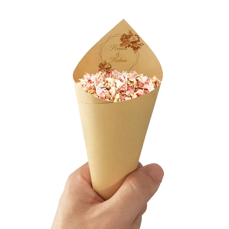 Eine beiger Papiertüte mit einem goldgeprägten floralen Design, gefüllt mit rosa- und weißen getrockneten Rosenblütenblättern, für personalisierte Hochzeits-Konfetti-Tüten, 30 Stück.