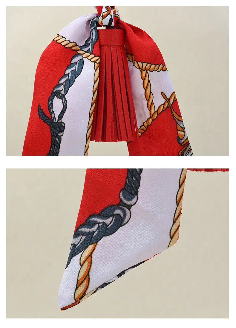 Porte-clés à gland de foulard en soie pour sacs, avec un foulard en soie rouge et blanc à motif de corde marine, et un gland rouge assorti.