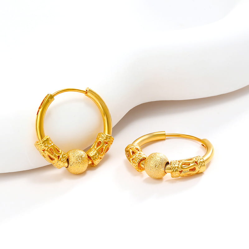 Ohrringe mit Gold-Drachenring mit kunstvollen Drachensymbolen und strukturierten kugelförmigen Akzenten im Schmuckdesign für Geschenke.