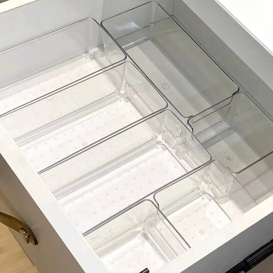 Organizador de maquillaje de plástico transparente y recipientes de almacenamiento para cajones con un diseño minimalista y elegante para una organización eficiente del cajón.