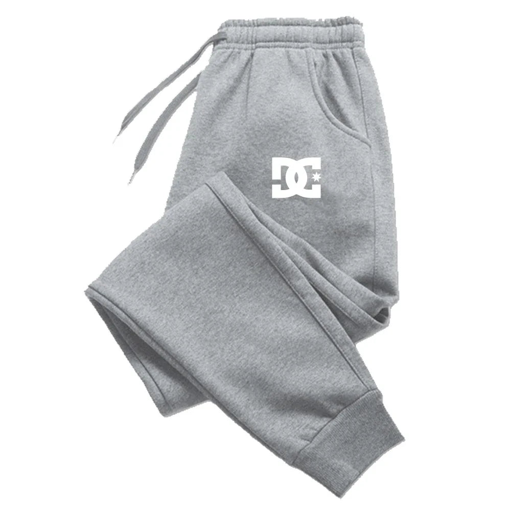 Dc Shoes Herren-Jogginghosen, legere Sweatpants, in Grau mit einem weißen Logo am Oberschenkel, für bequemes Freizeittragen konzipiert.
