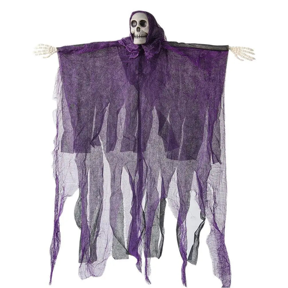 Décoration d’Halloween de fantôme squelettique suspendu, présentant un corps en tissu violet déchiré, une tête de crâne et des mains squelettiques.