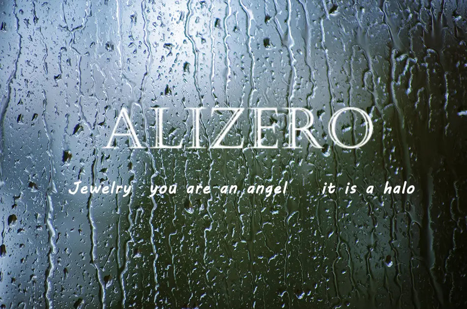 L’image présente la marque alizero dans une police serif blanche, avec la mention « jewelry you are an angel » ; il s’agit d’un halo sur un fond en verre sombre recouvert de pluie, pour des boucles d’oreilles créoles minimalistes en argent sterling 925.