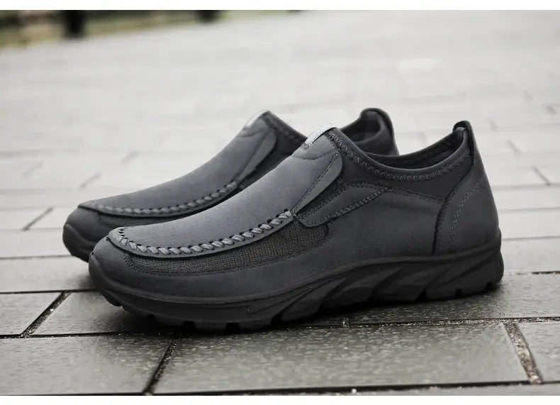 Mocassins homme décontractés en cuir à enfiler en noir, avec semelles en caoutchouc texturées et détails cousus