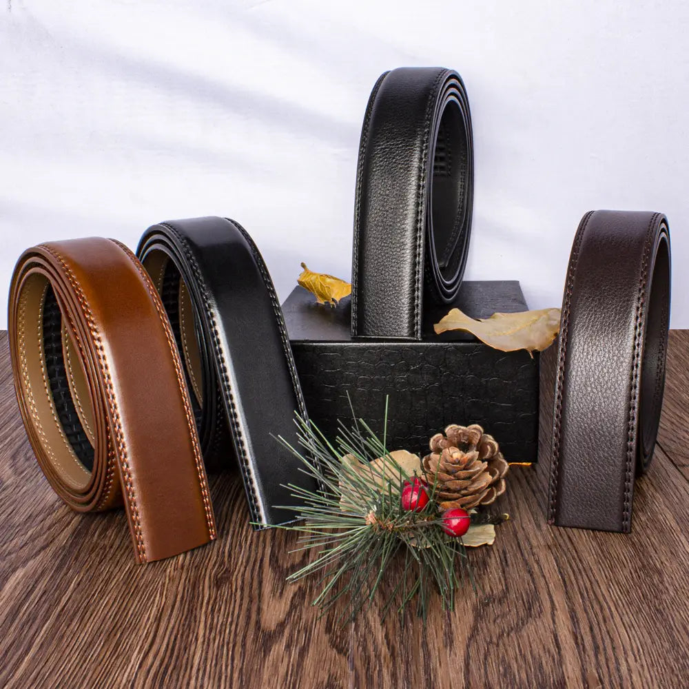 Ceinture en cuir marron à boucle automatique, avec un surpiqûrage visible le long du bord, présentant un motif de drapeau américain