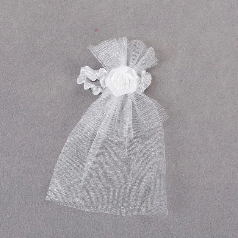 Juego de cubiertas de copas de vino para la novia y el novio de organza blanca semitransparente con una delicada rosa bordada en la parte superior.