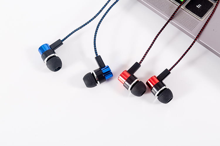 Verkabelte In-Ear-Kopfhörer mit Mikrofon 3,5 mm in Blau und Rot, mit geflochtenen Kabeln für erhöhte Langlebigkeit.