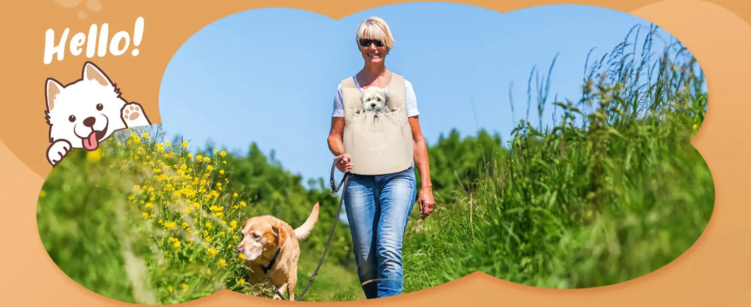 Sac à dos de transport pour animaux souple beige pour la poitrine, le cou et le dos, pour chats et chiens, en tissu, avec une petite illustration de chiot blanc sur la poche avant, porté par une femme promenant son golden retriever