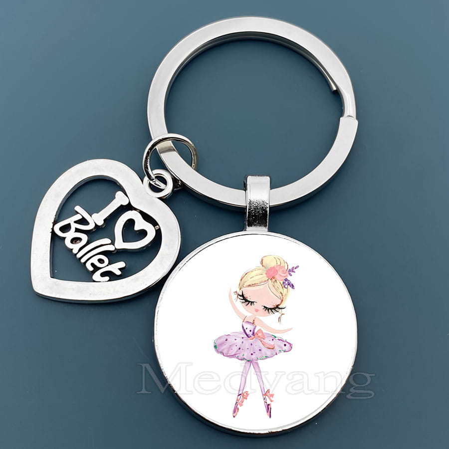 銀色のバレエキーチェーンで、ハート形のチャームに「I heart ballet」があり、円形のガラスドームペンダントに、ピンクのチュチュを着たカートゥーンのバレリーナを描いたダンサーギフト。