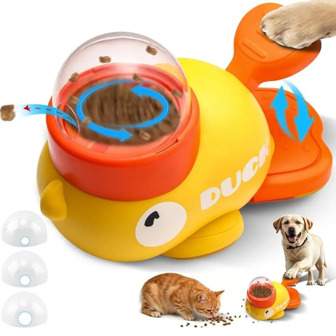 comedero rompecabezas para perros con forma de pato amarillo y naranja, con tapa de cúpula transparente diseñada para una dispensación lenta.