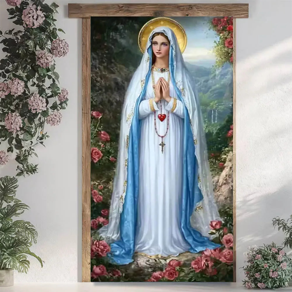 Eine dekorative religiöse Oster-Jesus-Türverkleidung mit einer detaillierten Malerei der Jungfrau Maria in einem fließenden weißen und blauen Gewand mit goldenen Zierleisten; sie hält einen roten Herz-Anhänger an ihrem Rosenkranz, gestaltet als Fotografie-Hintergrund-Banner.