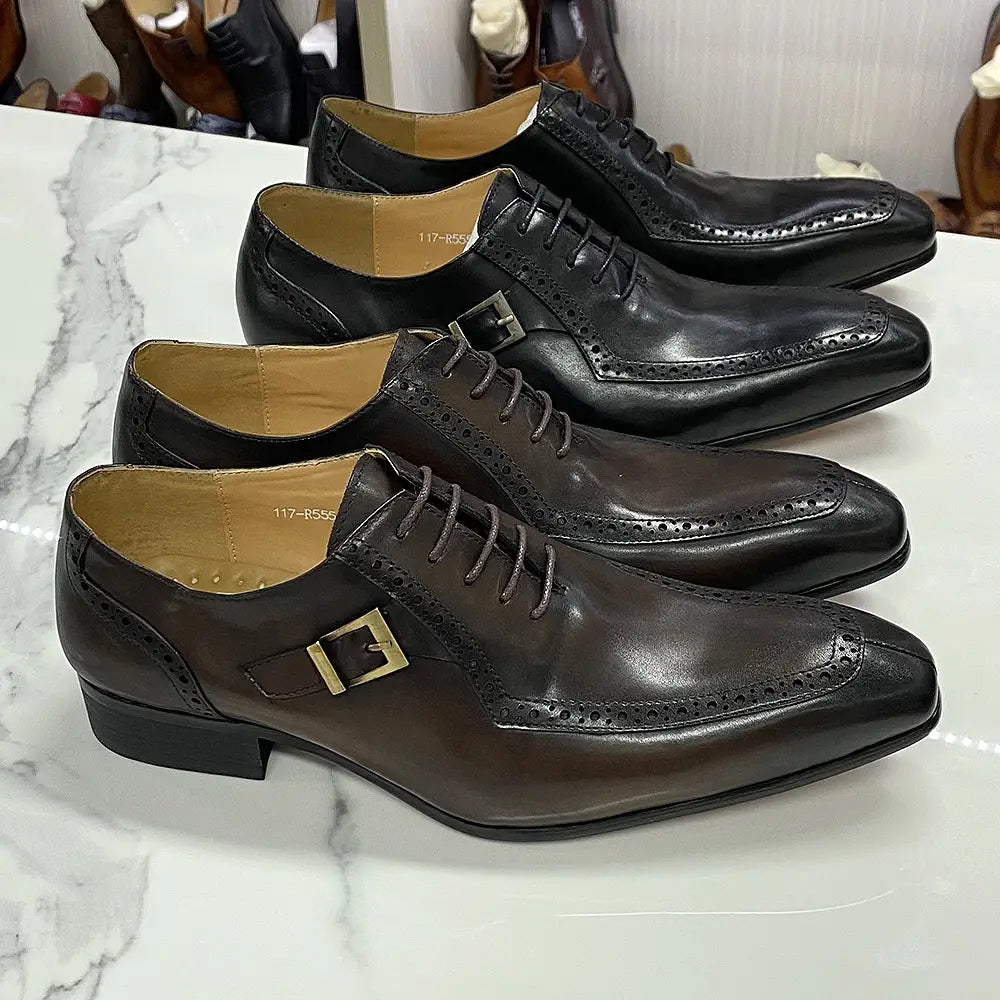 Chaussures de ville à bout brogue type derby Oxford pour homme en cuir véritable marron foncé, finition polie, détails brogue décoratifs et boucle ton or sur la sangle du dessus du pied.