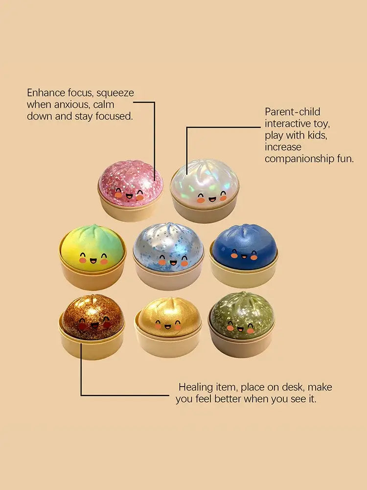 un conjunto de juguetes exprimibles de panecillo al vapor coloridos con purpurina, con caritas sonrientes adorables, y bases de recipiente para vapor doradas