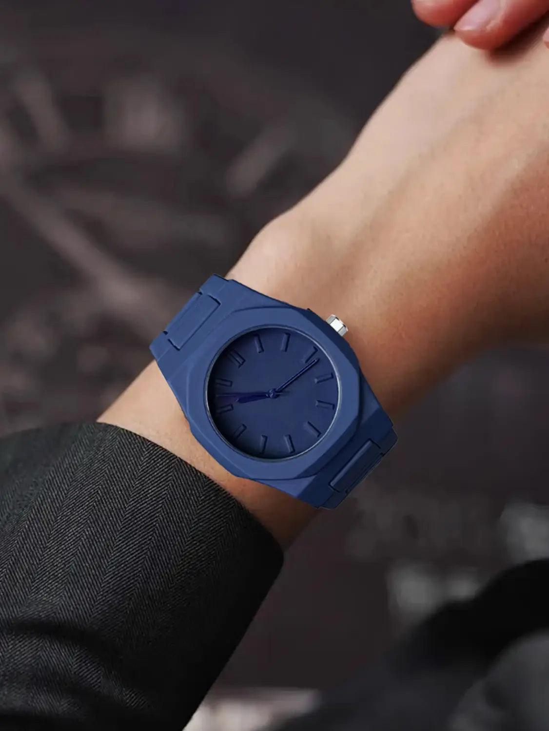 Eine elegante Herrenarmbanduhr Tomi im minimalistischen Design aus weißer Keramik mit einem massiven blauen Silikonarmband und einem dazu passenden minimalistischen Zifferblatt.