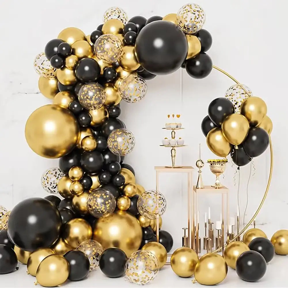 Ein luxuriöses schwarzes und goldenes Ballonbogen-Set für Partys mit metallischem Schimmer: massive matte schwarze Ballons, glänzende goldene Ballons und transparente, mit Konfetti gefüllte Ballons