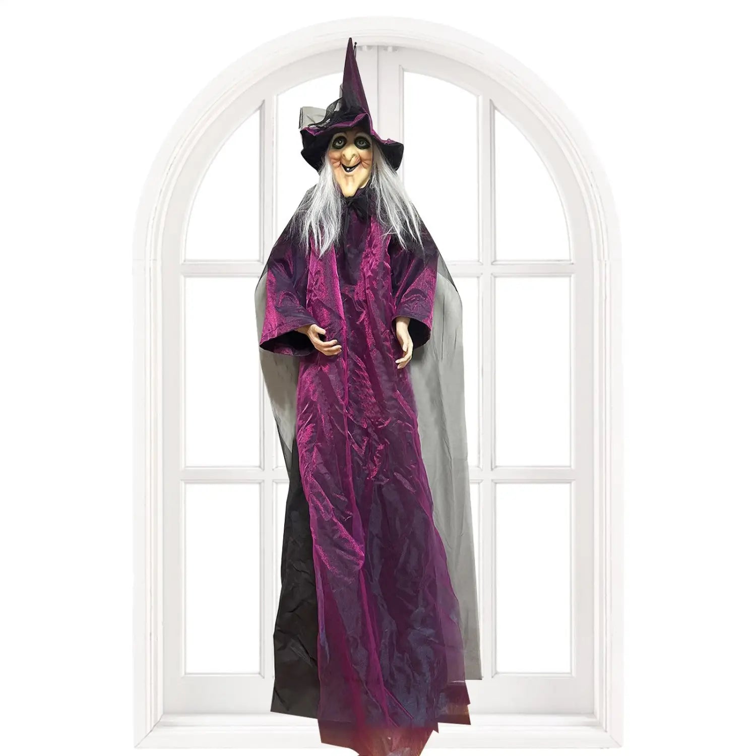 fantôme suspendu d’Halloween à activation sonore avec un chapeau pointu noir, de longs cheveux blancs et une robe violette fluide sur un manteau gris.