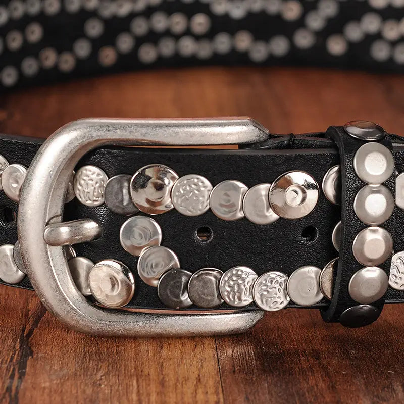 Ceinture punk en cuir noir clouté pour femmes, présentant des clous à tons argentés et une boucle métallique assortie.