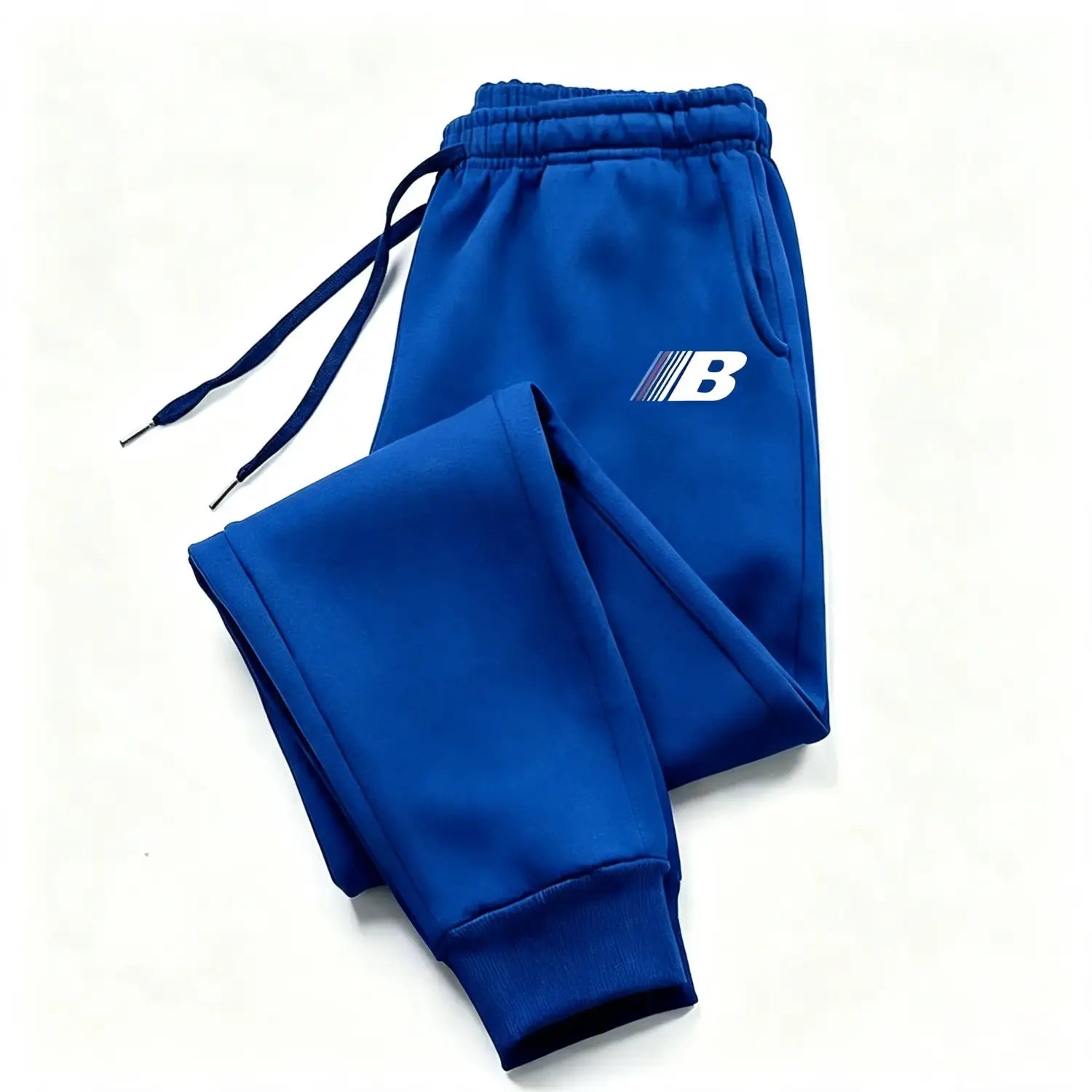 joggers de forro polar para hombre en azul real, de material ligero, con logotipo blanco y gris en el muslo, diseñados para entrenamiento y uso casual.
