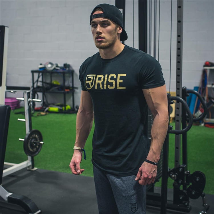 Schwarzes Kurzarm-Baumwoll-Workout-T-Shirt für Herren mit einem Gold-Rise-Logo und Wappenemblem auf der Vorderseite.