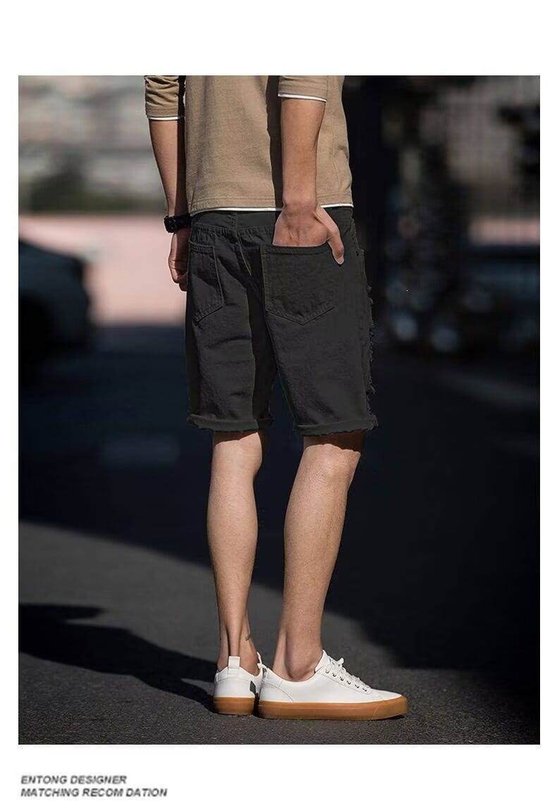 Short cargo en denim gris foncé avec plusieurs poches et une coupe décontractée adaptée au streetwear.
