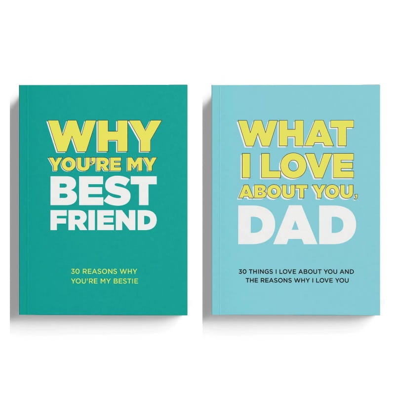 Deux livres « Mom Dad fill in love » à couverture rigide avec une typographie minimaliste audacieuse sur des couvertures unies turquoise et bleu clair, intitulés « why you’re my best friend » et « what i love about you dad ».