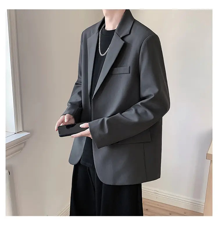 Ein eleganter dunkelgrauer Herren-Casual-Blazer mit modernem Schnitt und dezenter Schimmeroptik.