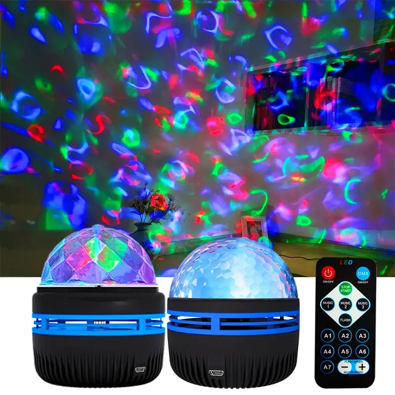 zwei schwarze und blaue LED-Disco-Ball-Lichtprojektoren, die farbenfrohe Nordlichter-Lichteffekte an einer Wand darstellen, mit sichtbarer Fernbedienung.