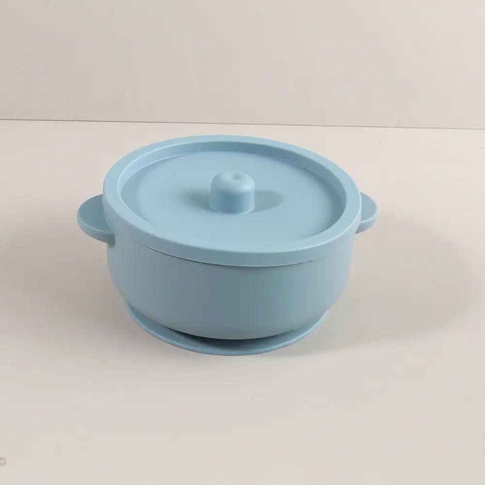 Hellblaue Silikon-Baby-Trainingsschüssel mit Deckel und Saugfuß, konzipiert als Schüssel zum Zufüttern aus Edelstahl/Silikon für die Fütterung.