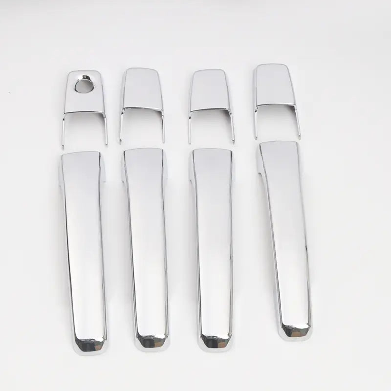 Lot de quatre caches de poignées de porte de voiture finition chrome avec design moderne élégant pour Mitsubishi Pajero 2007 à 2021.