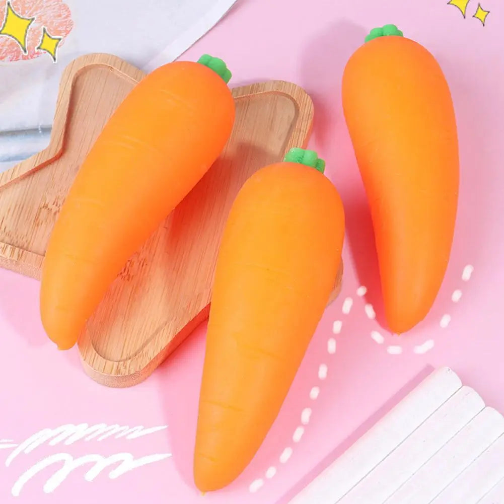 Tres pelotas antiestrés de zanahoria esponjosa de elevación lenta color naranja brillante con tapas verdes, diseñadas como juguetes antiestrés.