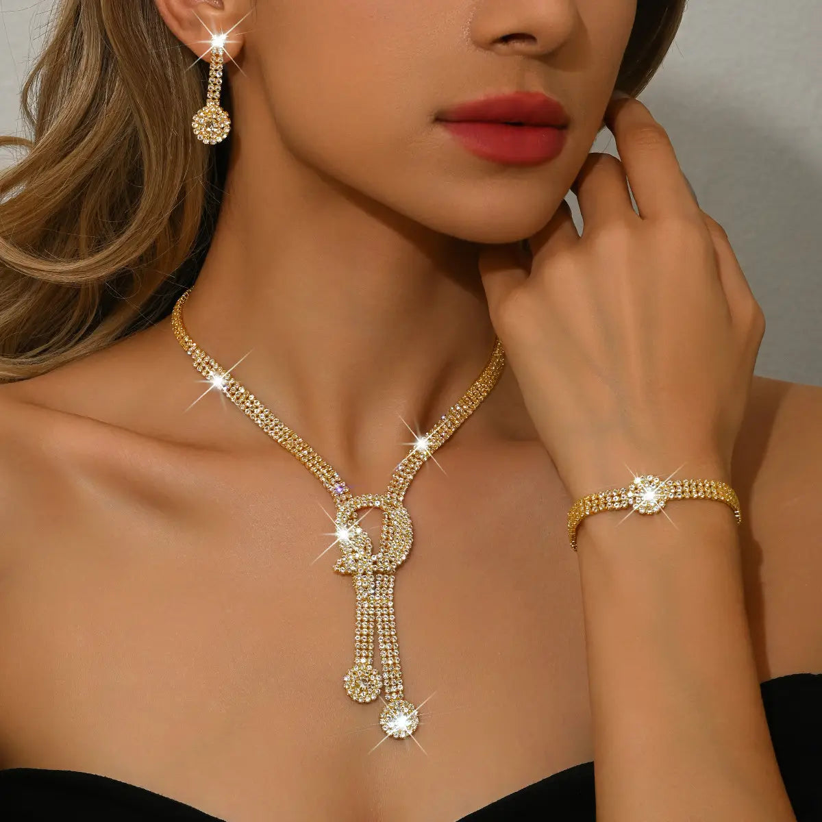 Collier de mariage ton sur ton or, serti de diamants, avec un motif de pendentif orné en cascade issu d’un ensemble de bijoux en diamant, comprenant des boucles d’oreilles et un bracelet.