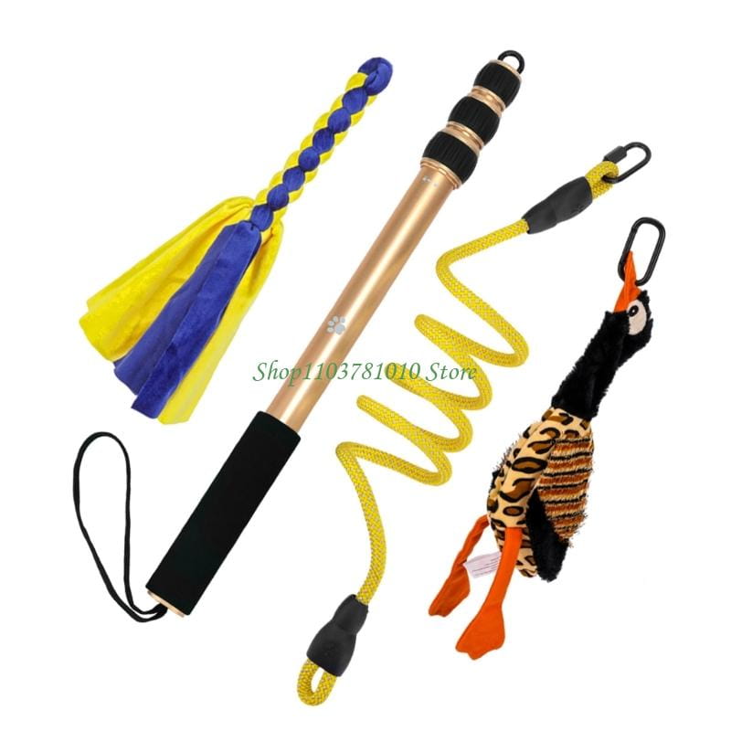 bâton d’entraînement de couleur dorée avec prise noire et attache en cordelette jaune enroulée, conçu pour un leurre de dressage rétractable pour chien avec plusieurs accessoires
