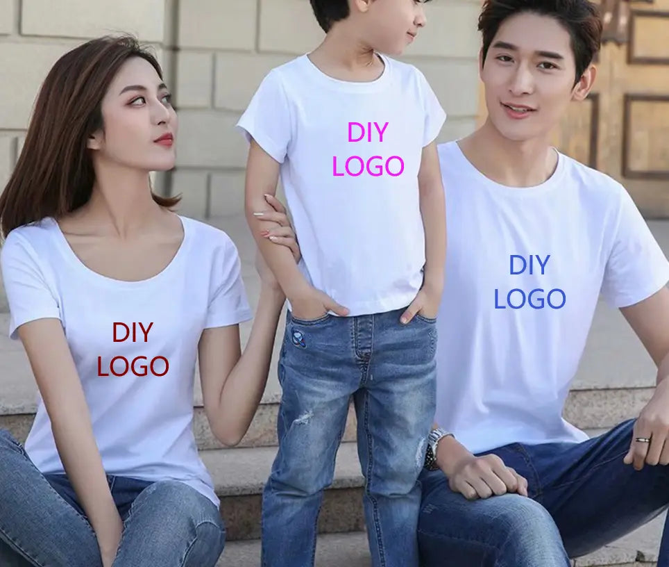 赤、ピンク、青の文字でDIYロゴを印字した、同柄のメンズ向けグラフィックプリント半袖コットンTシャツを着用した白人の家族。