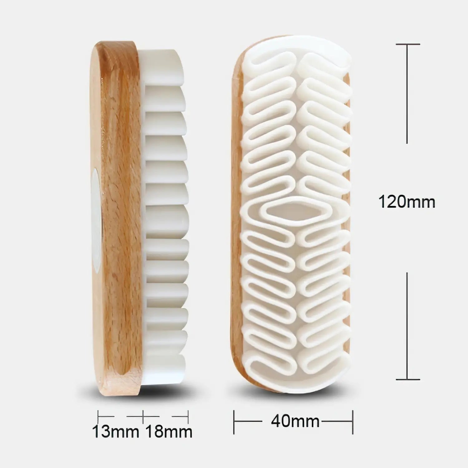 Cepillo de limpieza para interior de coche de ante Alcántara con cerdas blancas y un mango curvado de madera clara, de 120 mm de longitud.