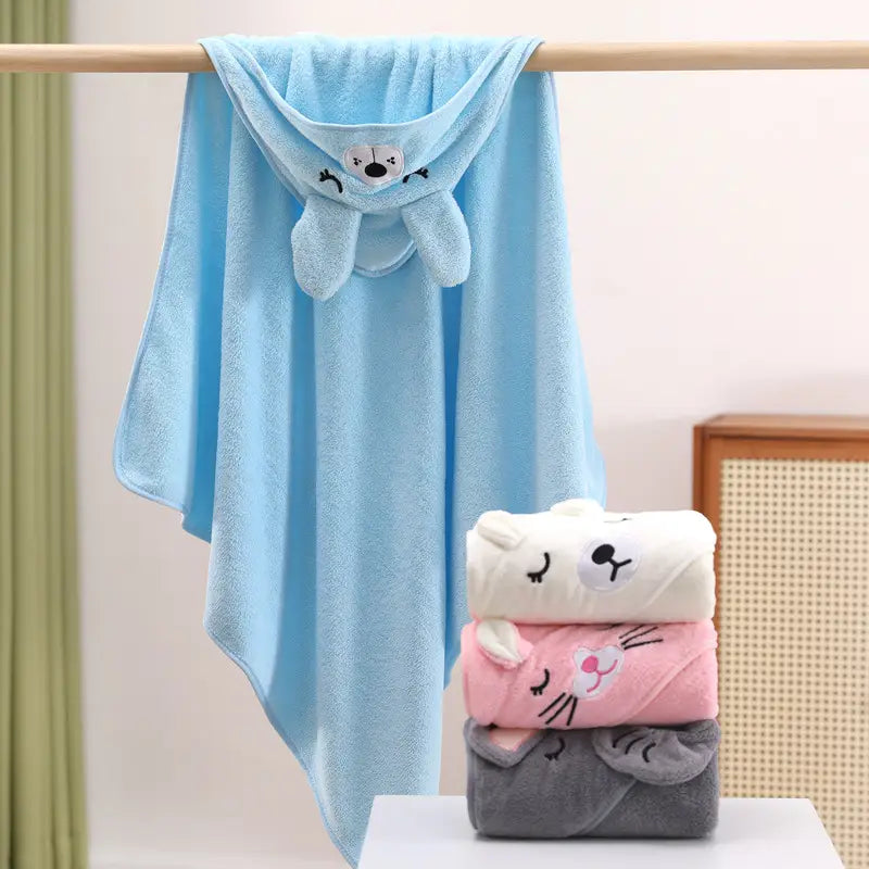 Toalla de baño para bebé con capucha suave y esponjosa color azul claro, hecha de algodón, con un diseño de carita de conejito en la capucha, ideal para envolver al bebé.
