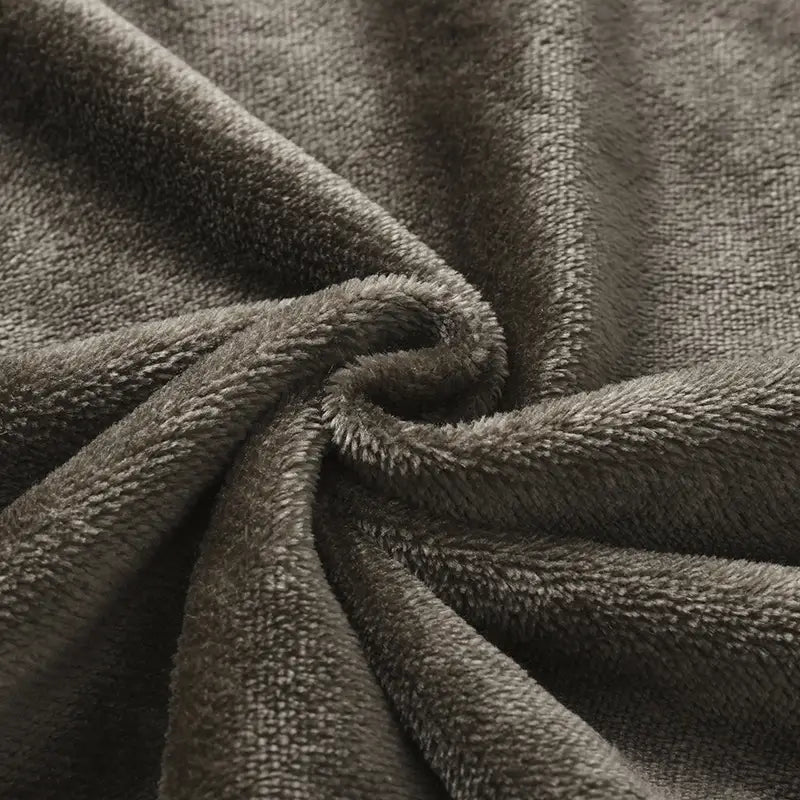Jeans droits amples doublés de polaire pour homme en gris foncé, présentant un tissu en polaire moelleuse à la surface douce et texturée, ainsi que des fibres bouclées visibles.
