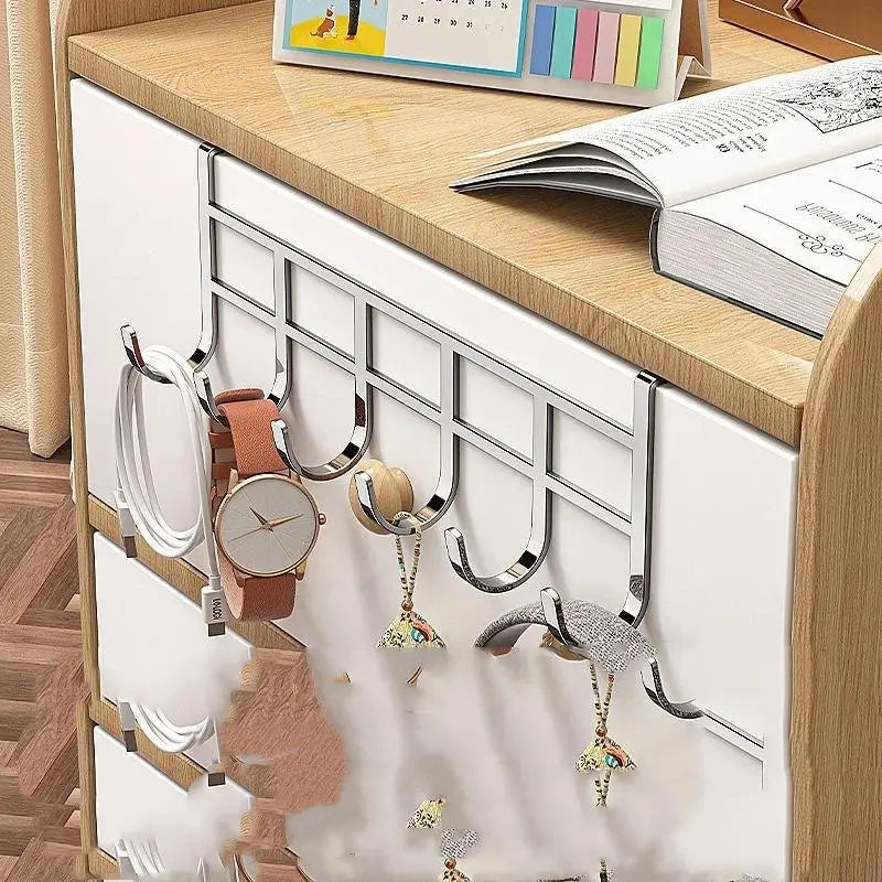 Râtelier de rangement en métal argenté à 6 crochets, à suspendre derrière la porte, conçu pour organiser de petits articles tels que des montres, des chargeurs de téléphone et des bijoux.