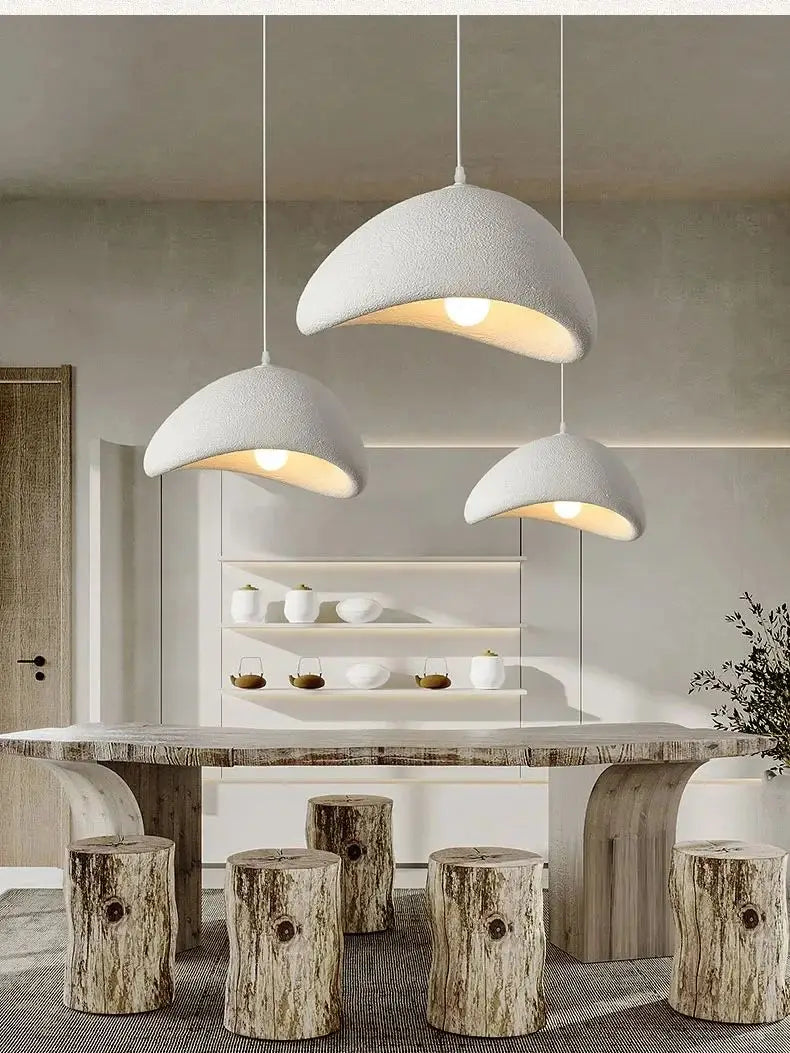 tres luminarias colgantes blancas con textura y forma de cúpula colgantes del techo, diseñadas para su uso en sala y comedor