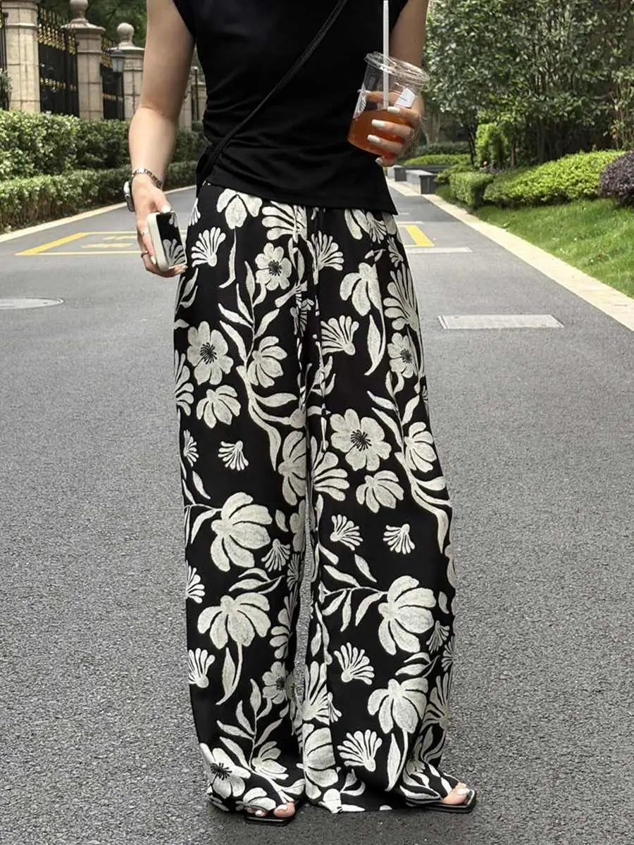 pantalons à jambes évasées avec imprimé floral noir et blanc pour femmes, offrant une coupe confortable à jambes évasées, idéale pour une tenue décontractée et stylée