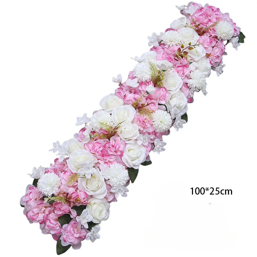 Composition de fleurs de sol pour mariage de rose blanche, présentant une guirlande florale décorative d’roses artificielles roses et blanches et d’hortensias, avec des feuilles vertes.